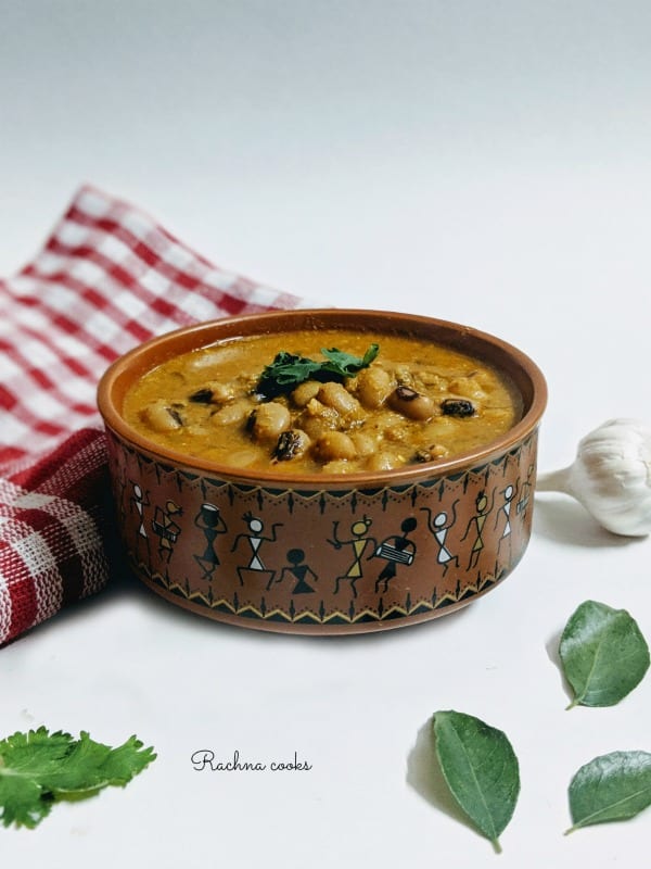 Black eyed peas curry in a brown bowl.