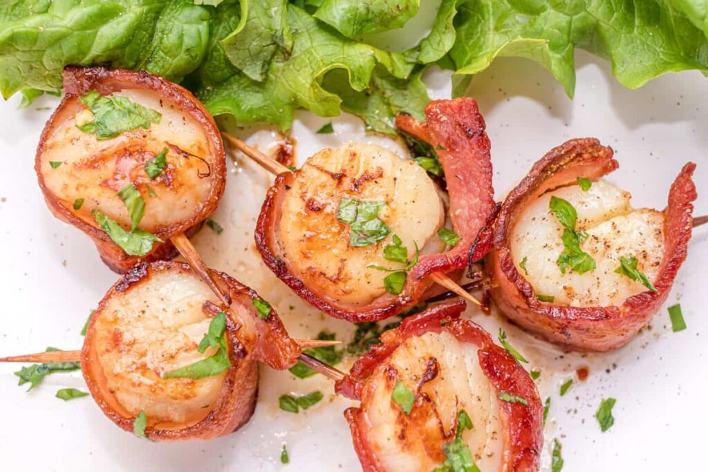 https://rachnacooks.com/wp-content/uploads/2022/02/Plate-of-bacon-wrapped-scallps-1024x683.jpg