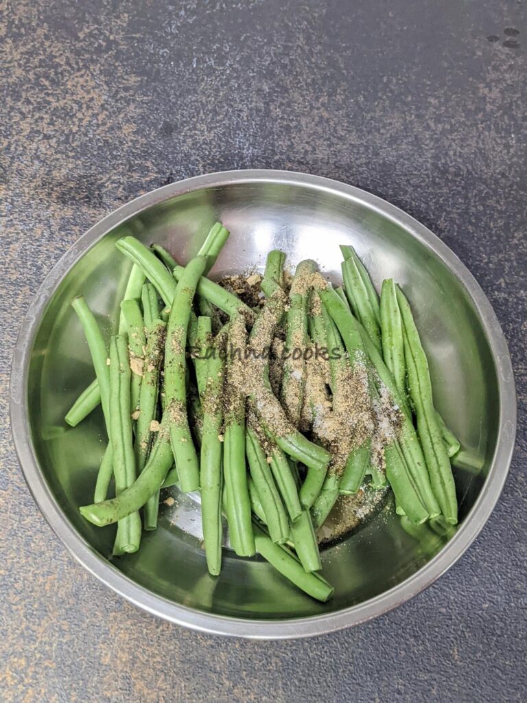 Green beans with olive oil and seasonings.