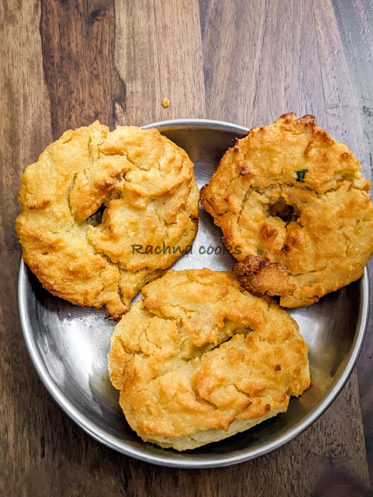 Air fried medu vadas served in a bowl.