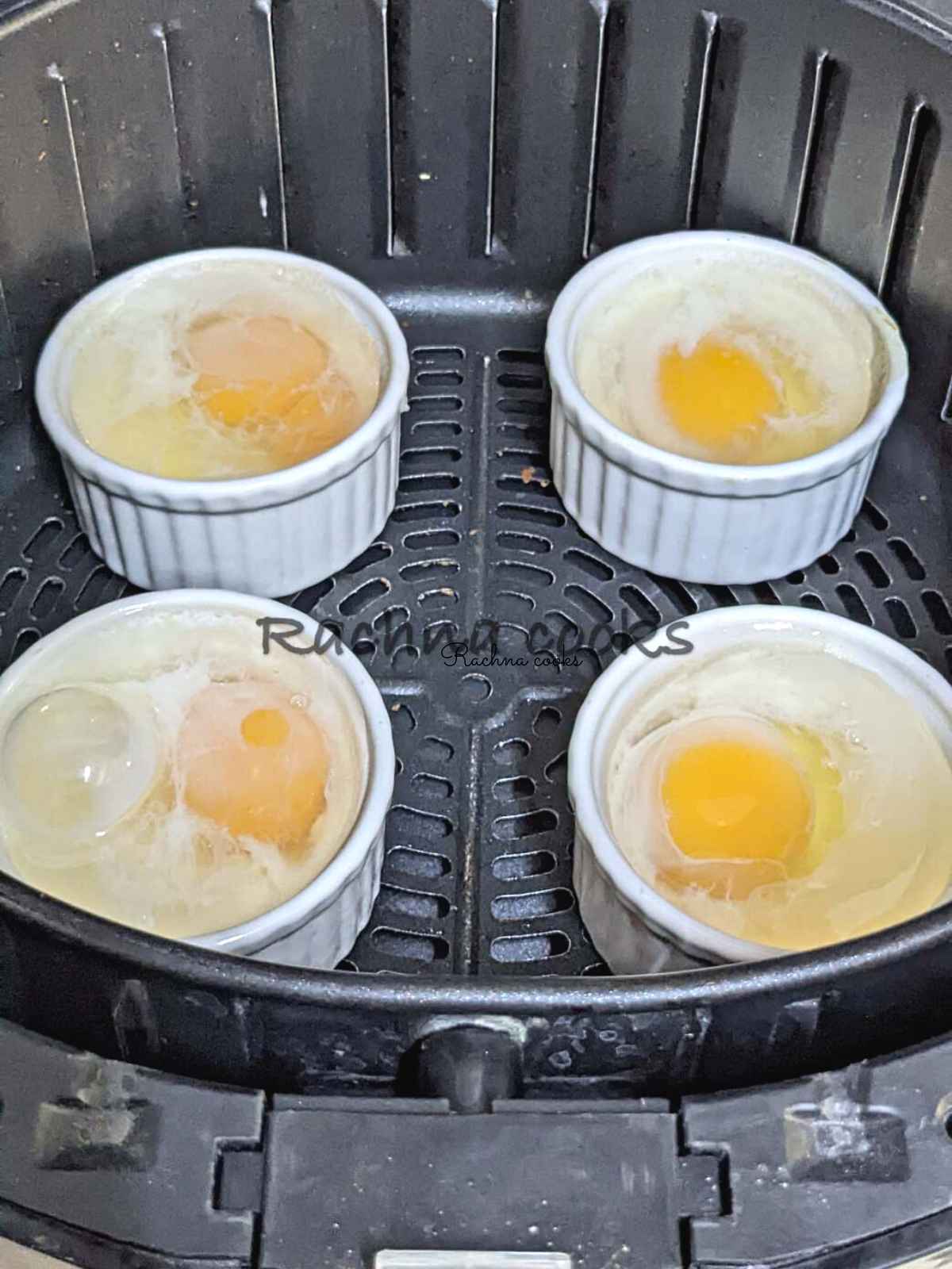 https://rachnacooks.com/wp-content/uploads/2022/11/airfryerpoachedegg4.jpg