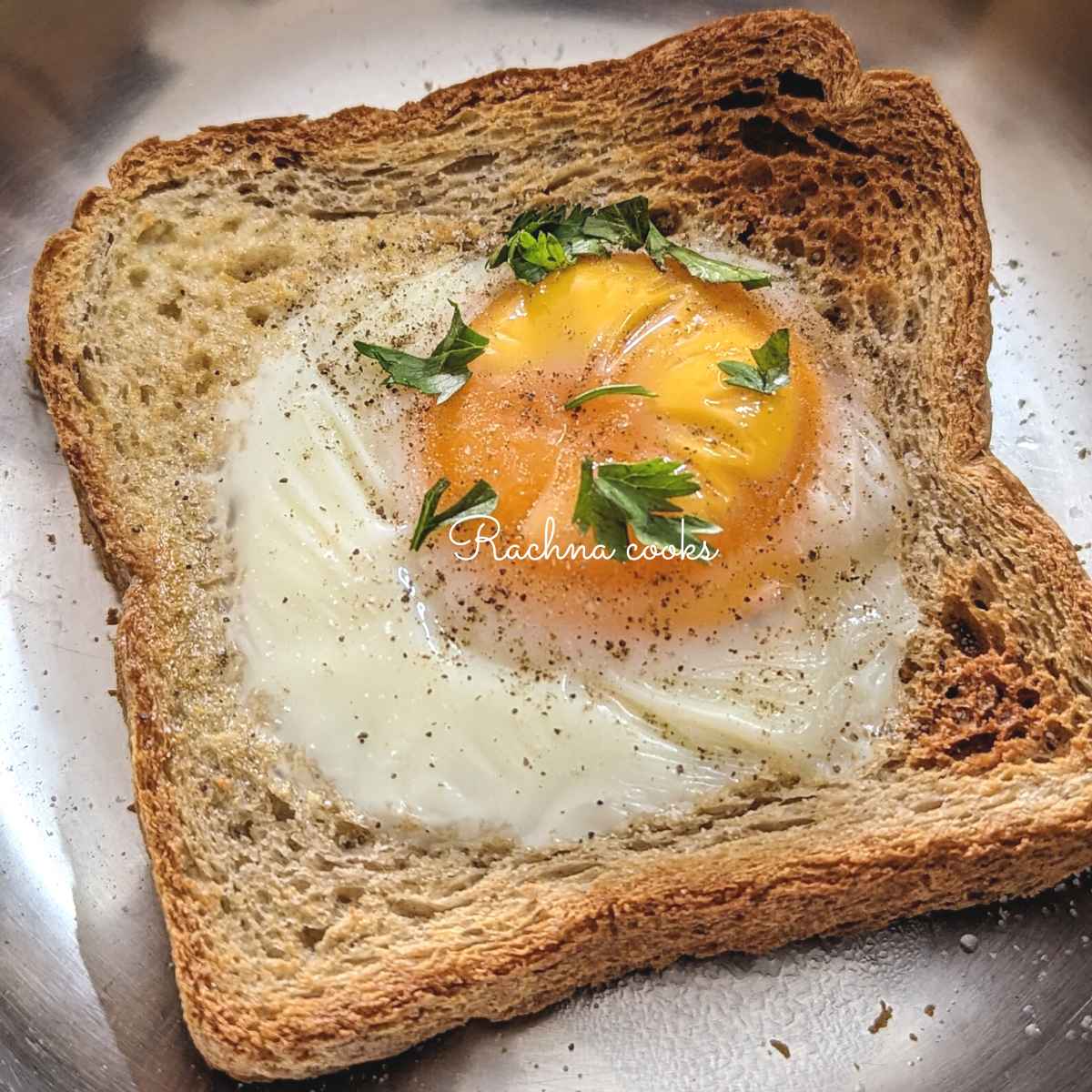 Toasted bread with egg in the center
