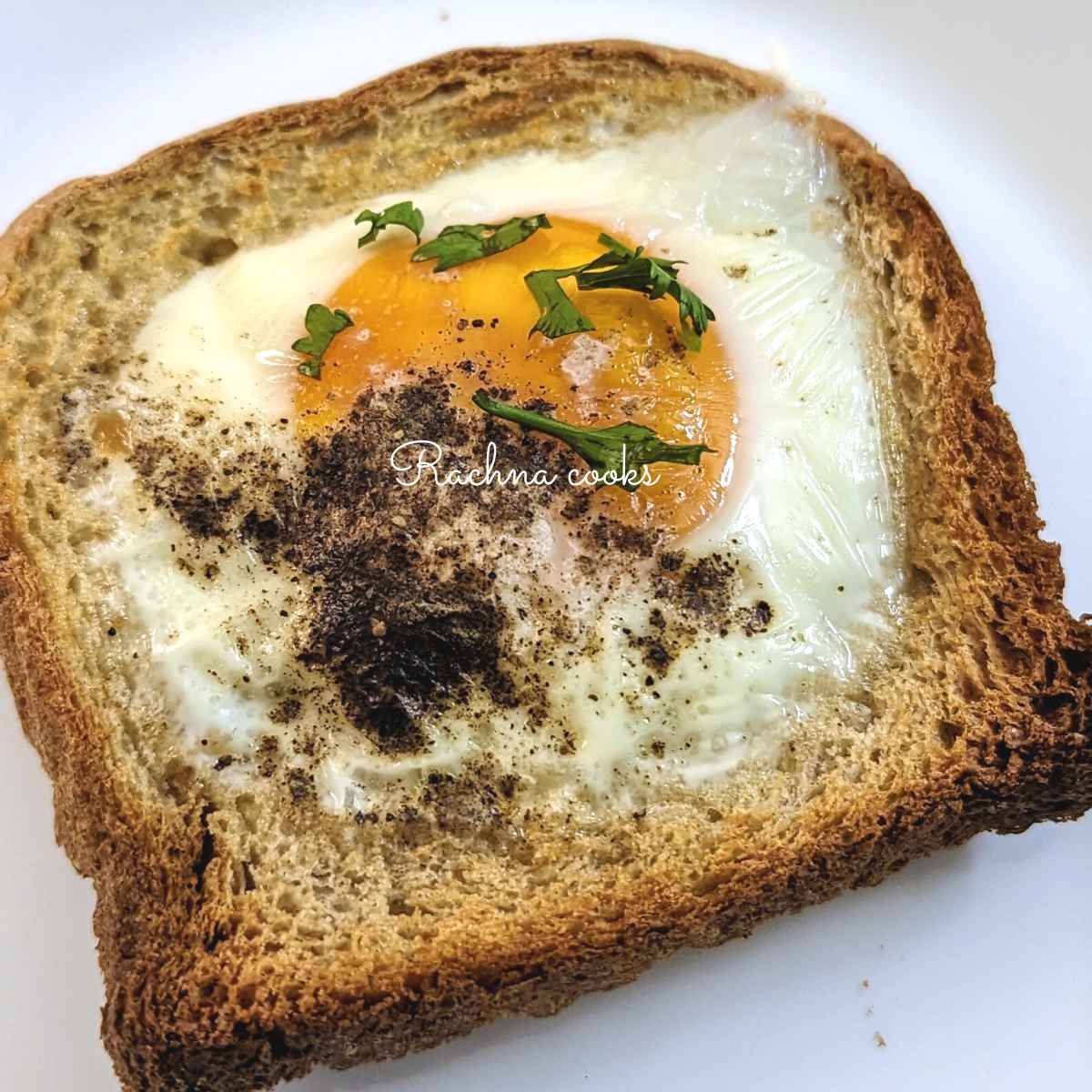 Toasted bread with egg in the hole in the center