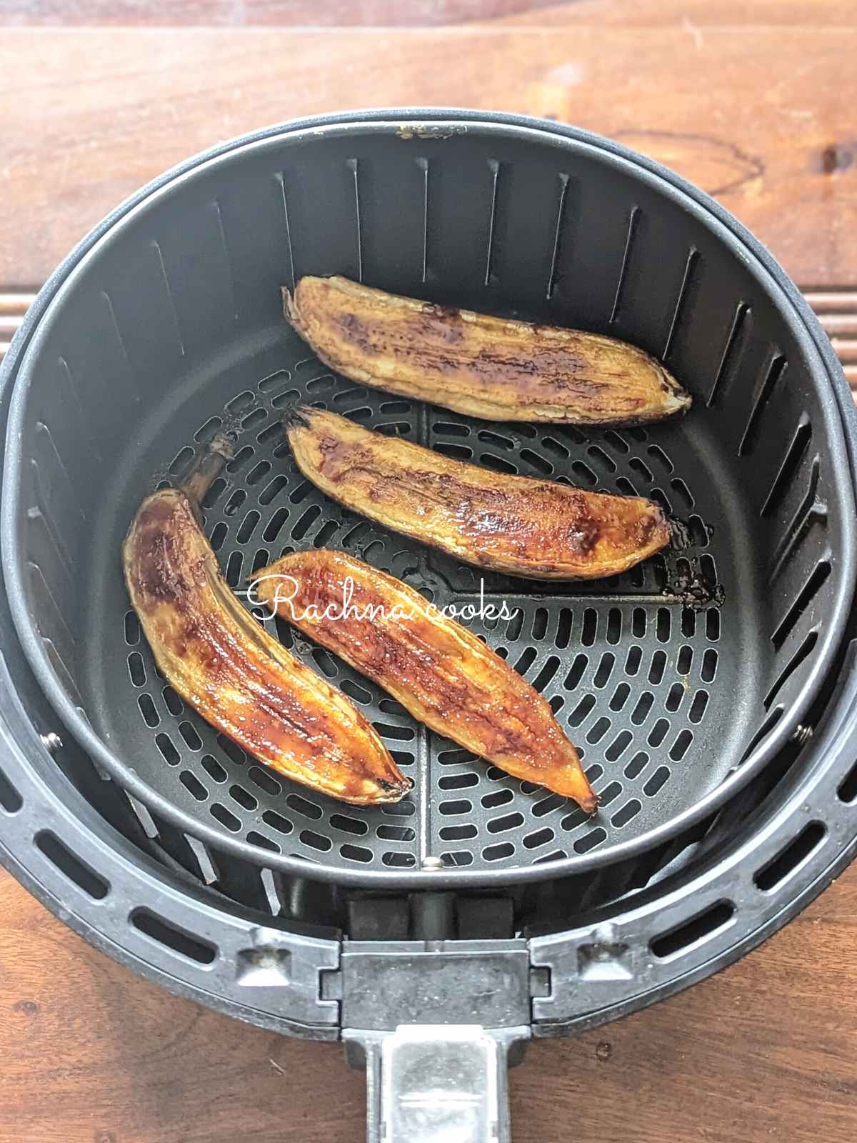 4 caramelized banana halves in air fryer basket