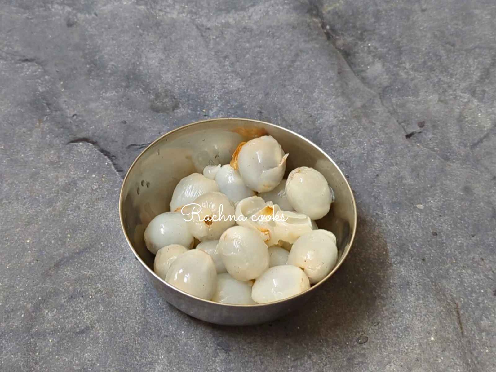 Peeled lychees in a bowl