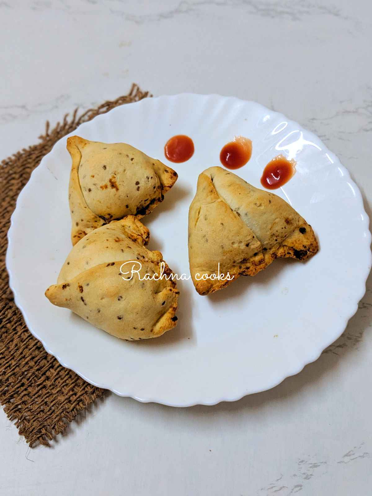 Aloo samosa (Potato samosa). Learn how to make crispy and flaky samosa by  watching the video in the post and the step…