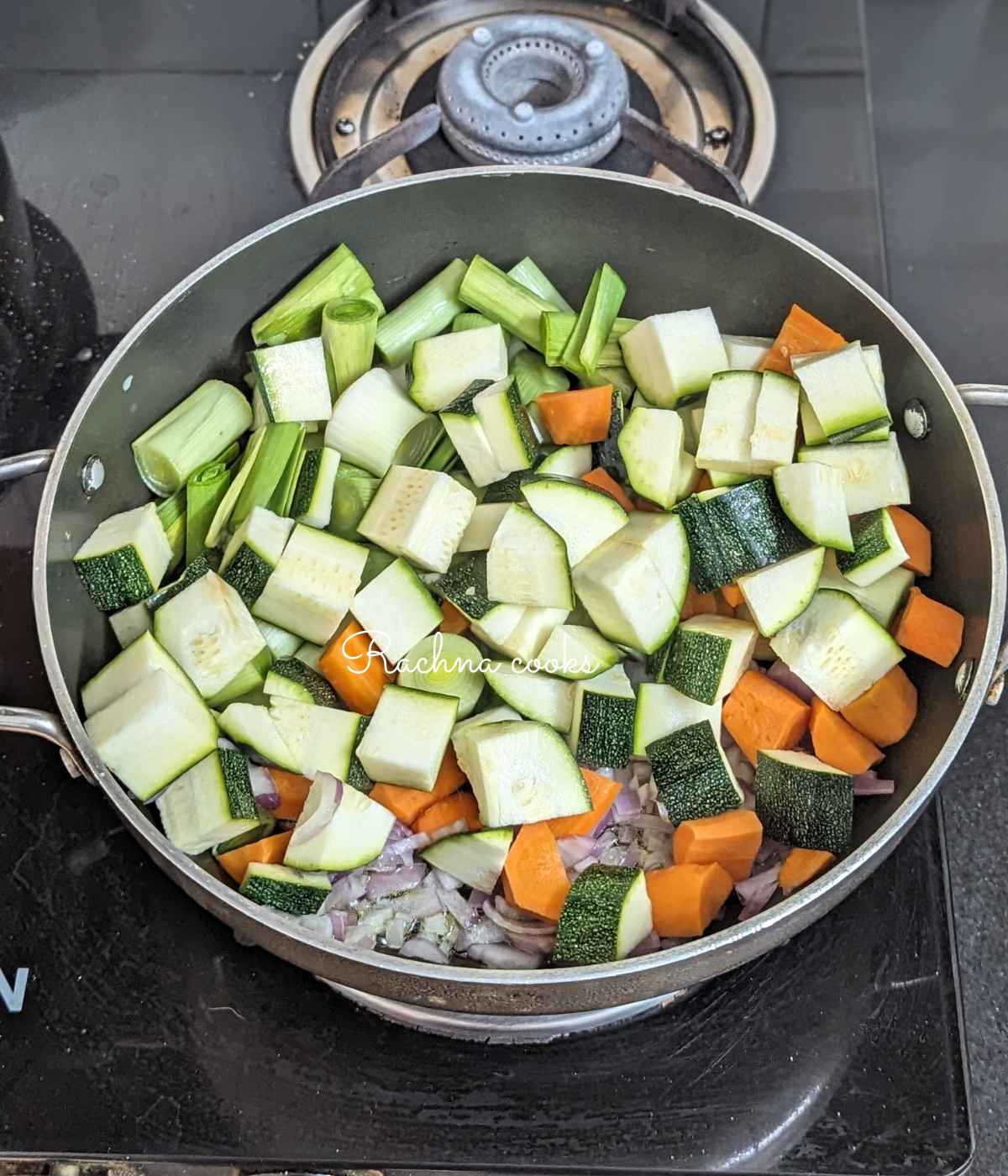 Pan with onion, garlic, leeks, zucchini, carrots and cauliflower