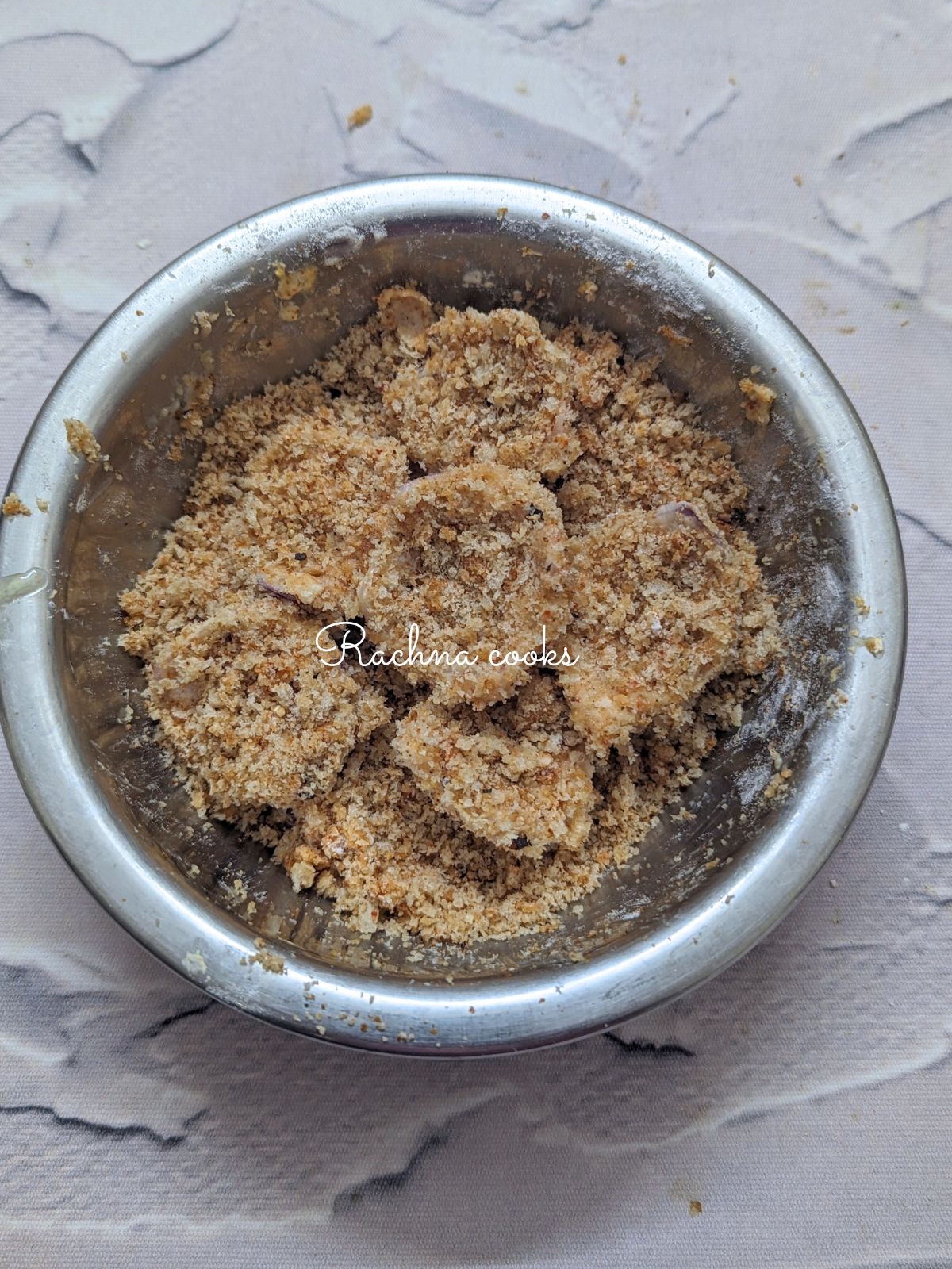 Onion petals covered with breadcrumbs.