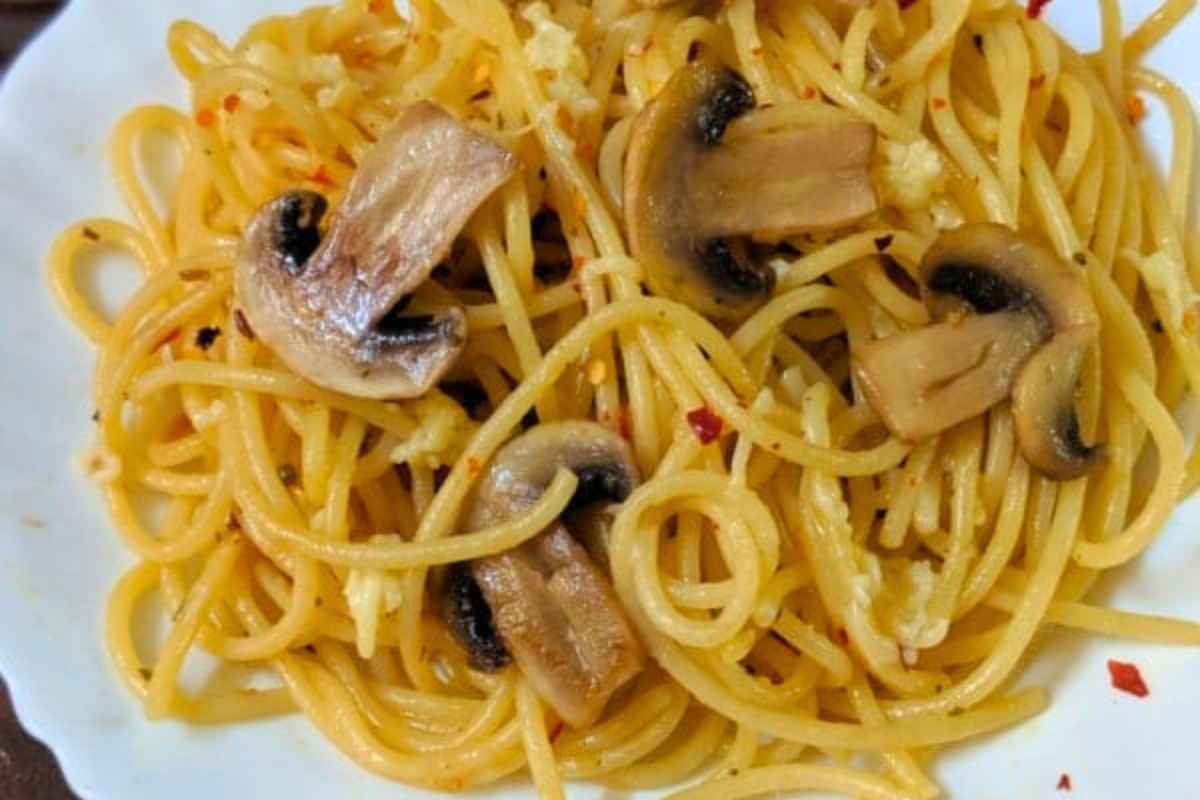 Aglio e olio on a plate