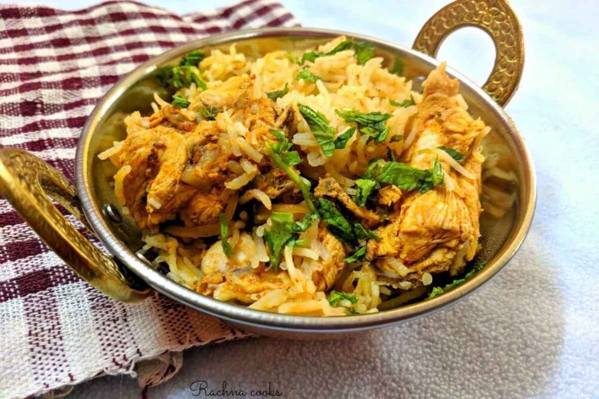 Chicken pulao served in a wok