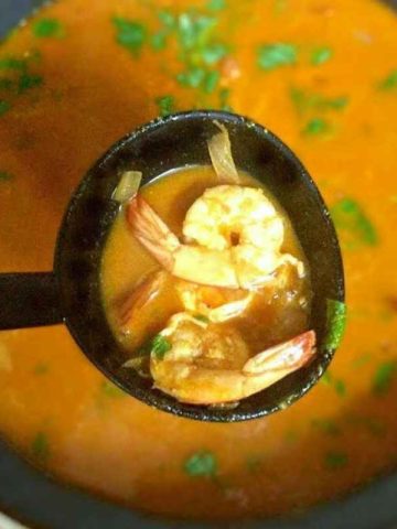 Shrimp curry in a wok