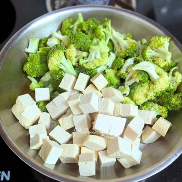 Broccoli, Tofu and Mushroom Stir Fry - Rachna cooks