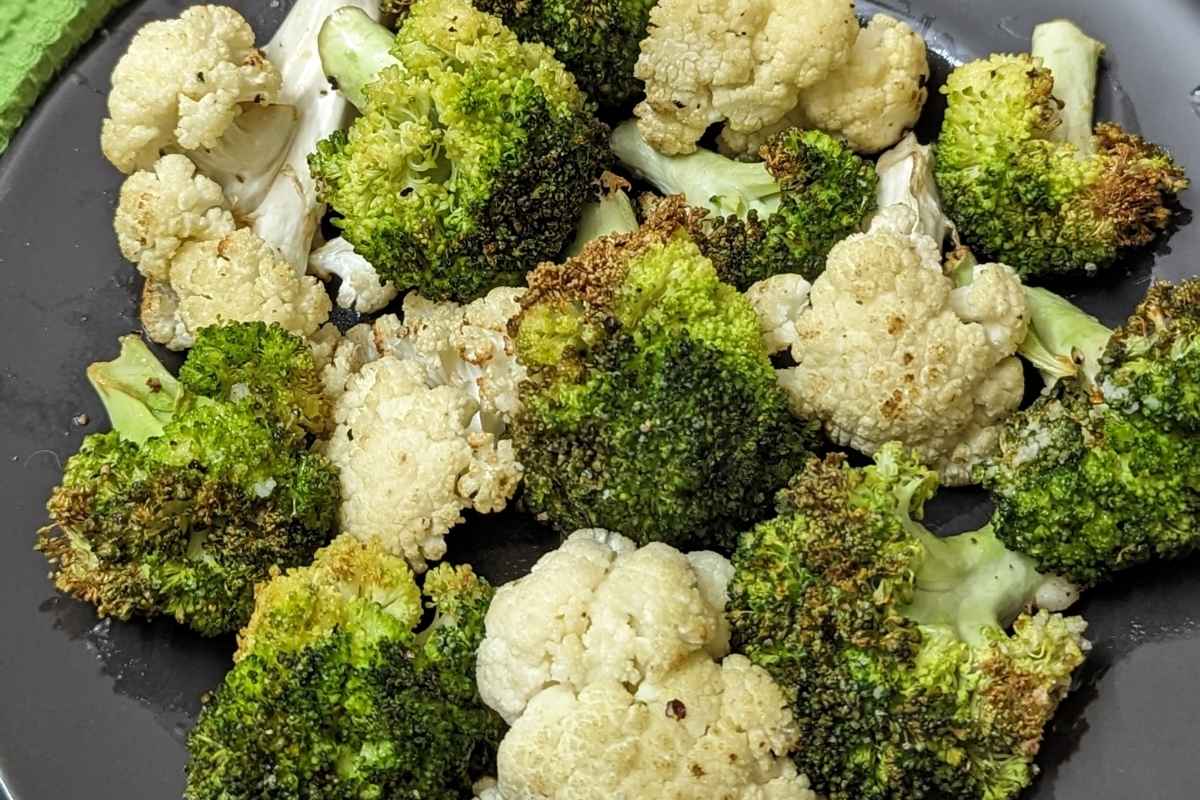 Broccoli and cauliflower on plate