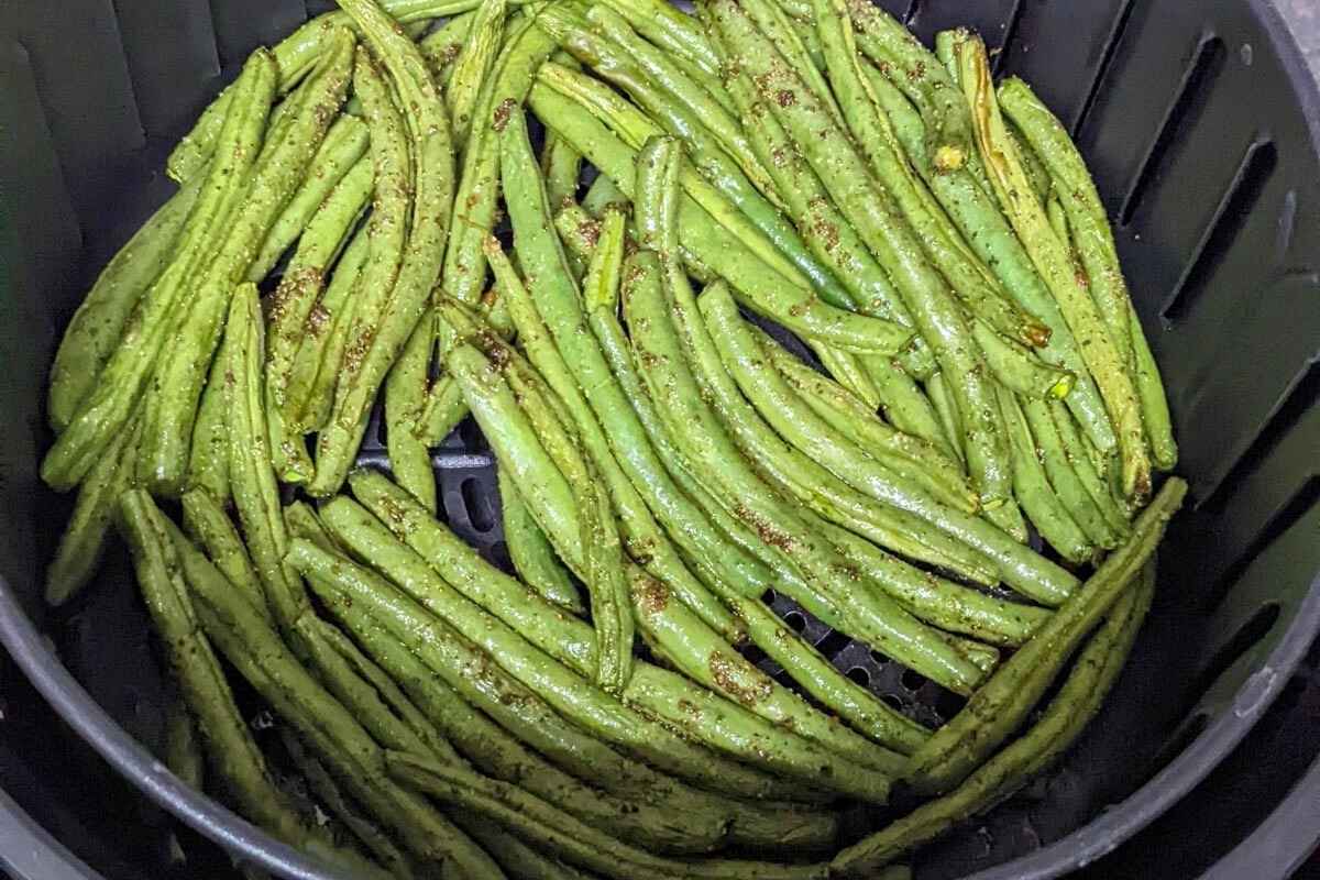 Green beans in air fryer basket