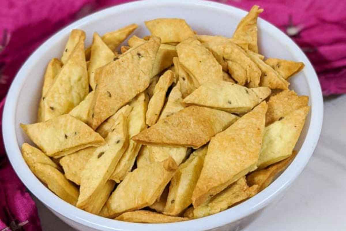 Delicious namak paare in a bowl