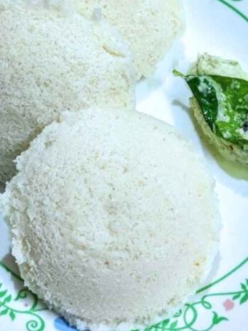 Idlis on a plate