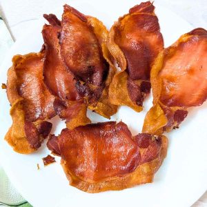 5 strips of crispy bacon on a plate