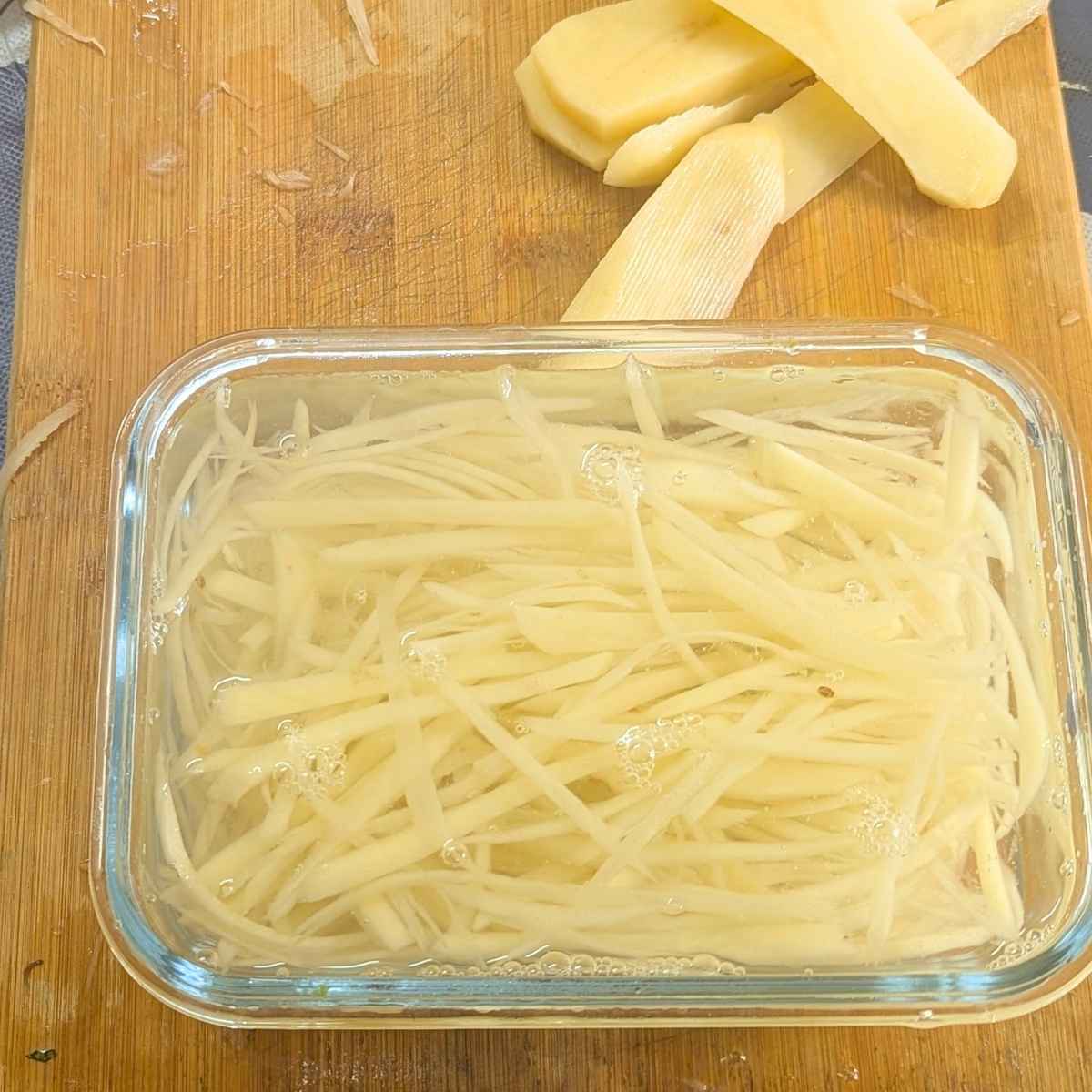 Shoestring fries soaked in water