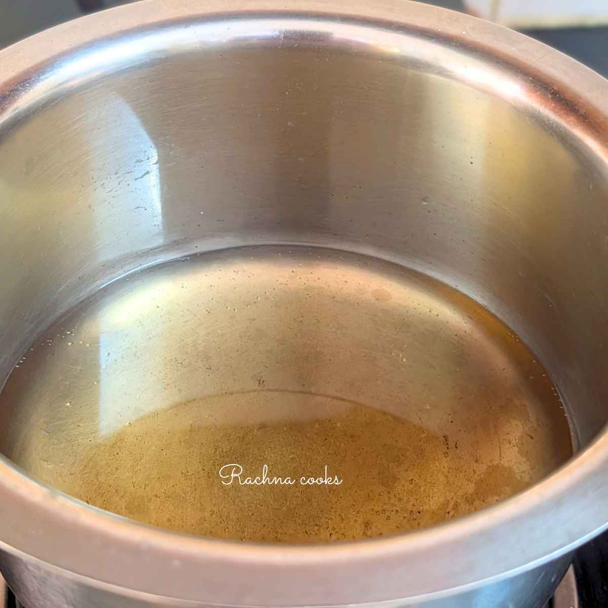 Pickling liquid after heating in a wide jar